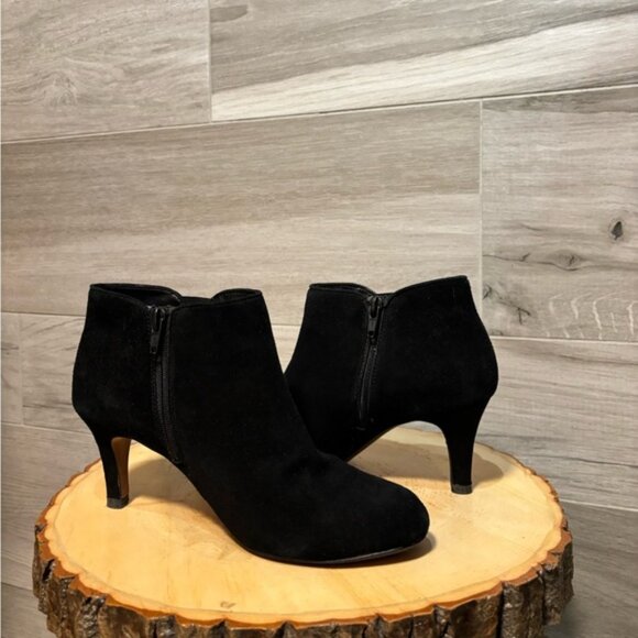 CLARKS Arista Paige Black suede Mid Heel Side Zip Ankle Boots size 6 - Picture 4 of 8